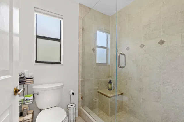 Unit 2110 photo 13