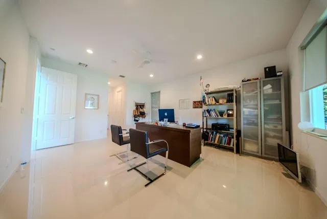 Residence photo 16
