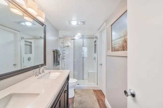Unit 206 photo 4