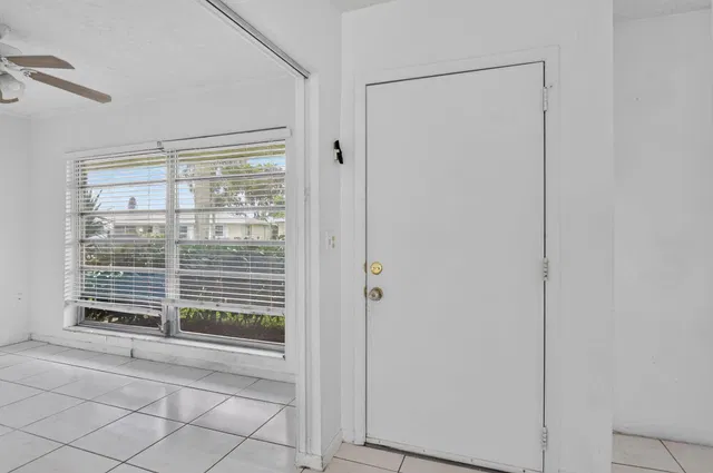 Unit 386 photo 3