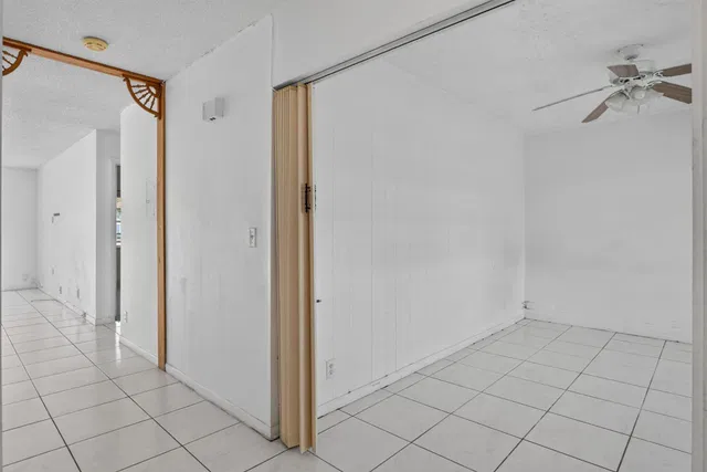 Unit 386 photo 4