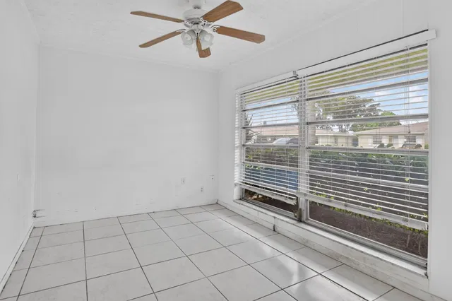 Unit 386 photo 5
