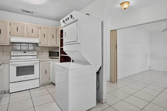 Unit 386 photo 8
