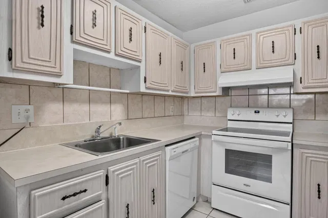 Unit 386 photo 9