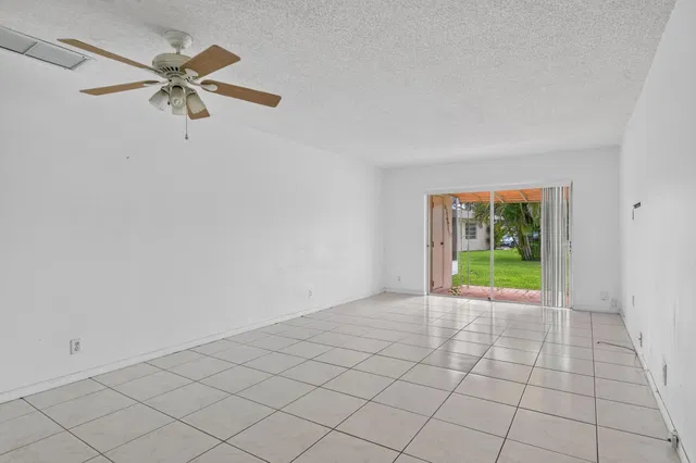 Unit 386 photo 12