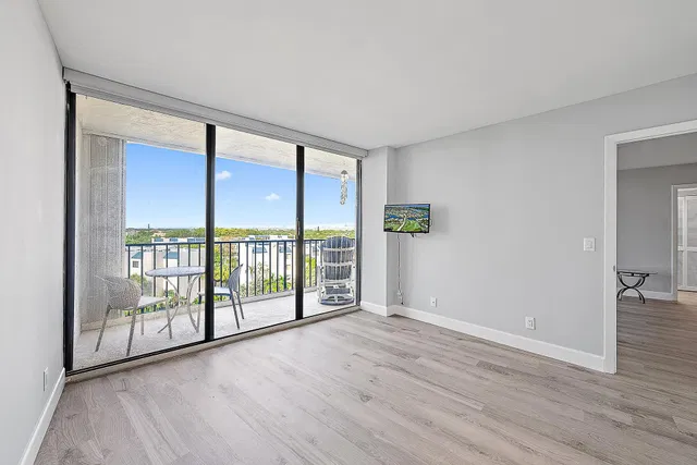 Unit 523 photo 6