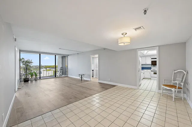 Unit 523 photo 11