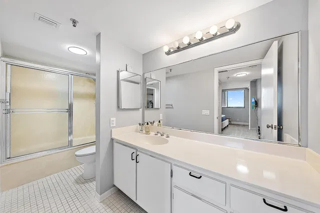 Unit 523 photo 13