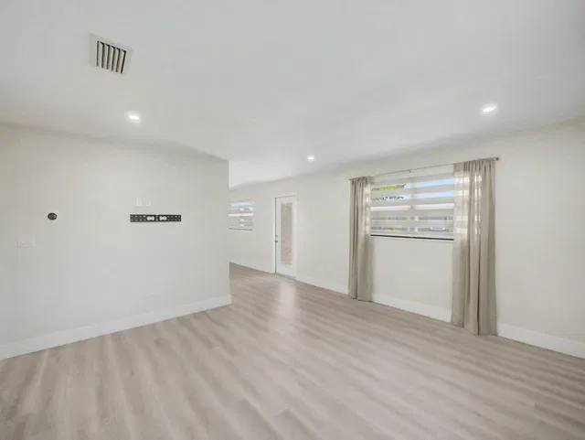Residence photo 3