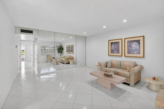 Residence photo 5