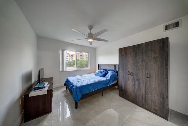 Unit 302 photo 18