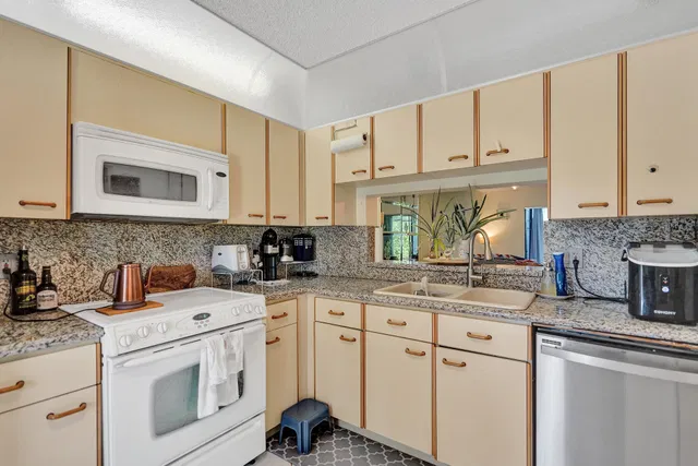  Unit 103 photo 6