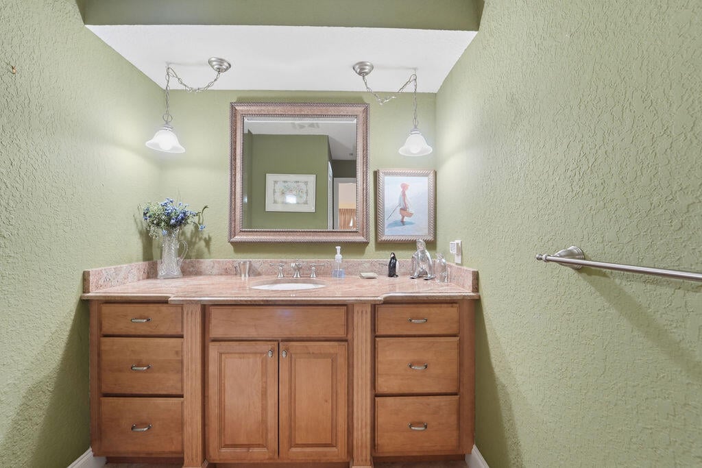 Eastpointe Country Club Residence photo 39