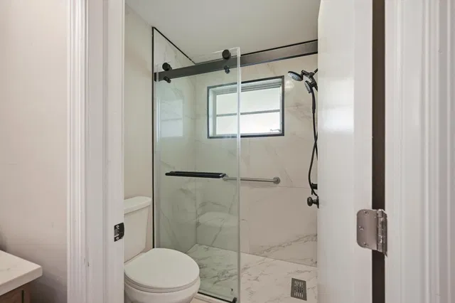 Unit B photo 18