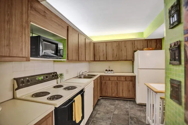  Unit 109 photo 5