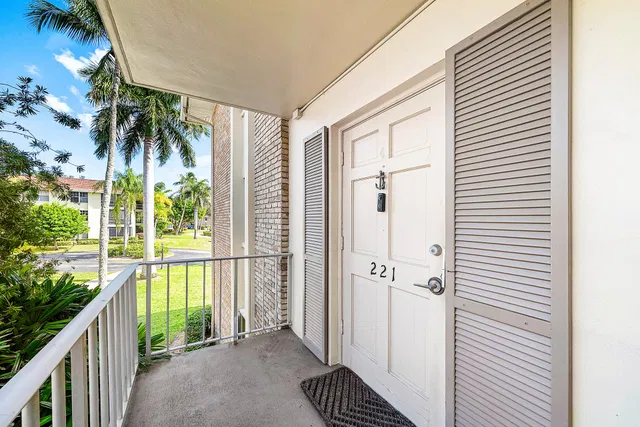  Unit 221 photo 4