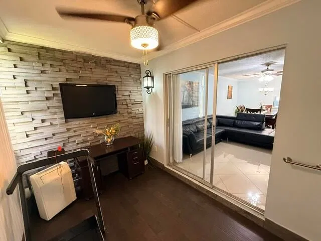  Unit 1030 photo 5