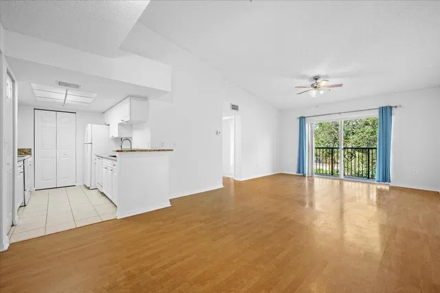 Unit 211 photo 3