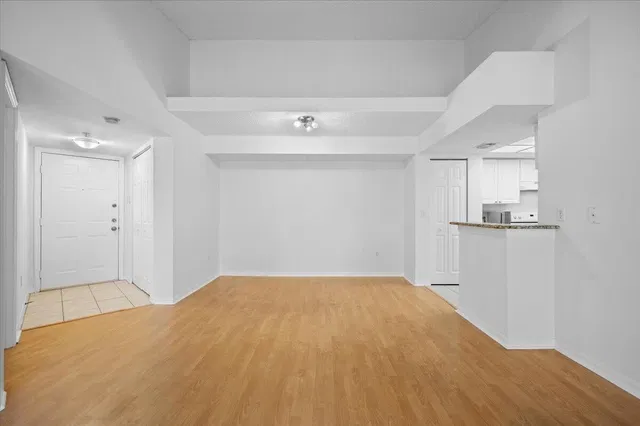 Unit 211 photo 4