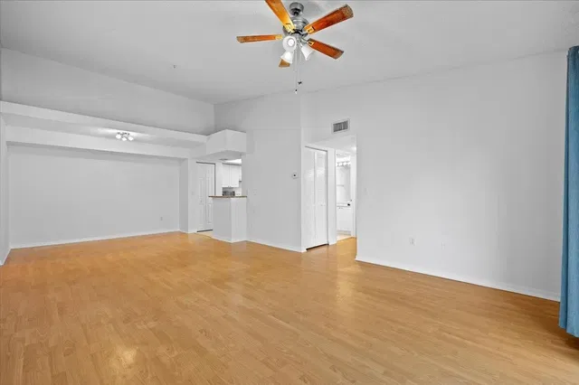 Unit 211 photo 5