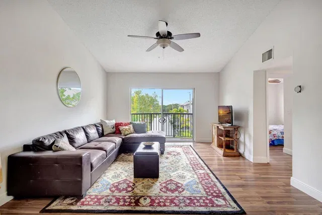 Unit 1407 photo 2