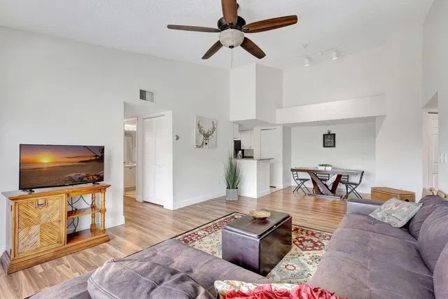Unit 1407 photo 9
