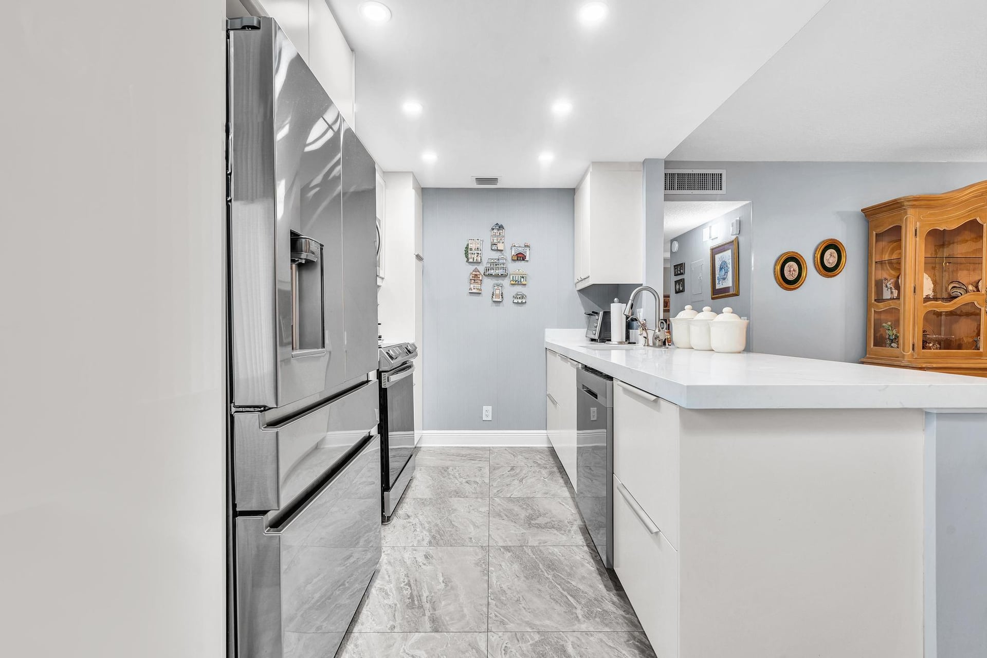 Unit 625 photo 3