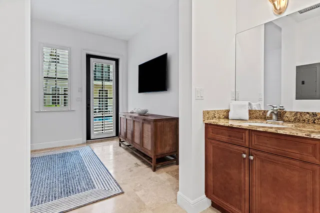 Unit 203 photo 14