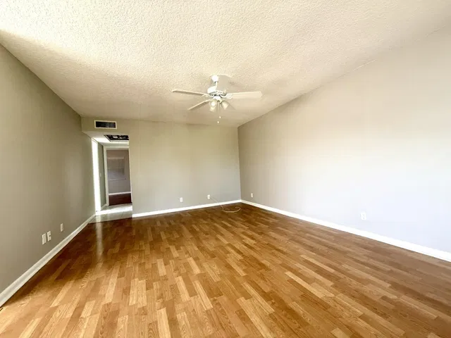  Unit 93 photo 5