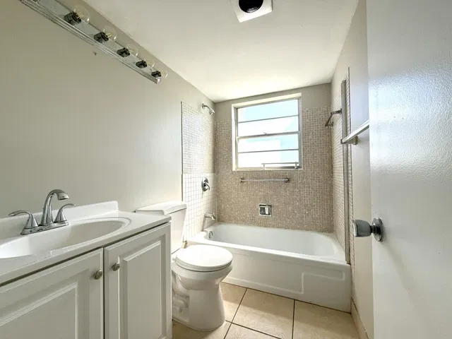  Unit 93 photo 32