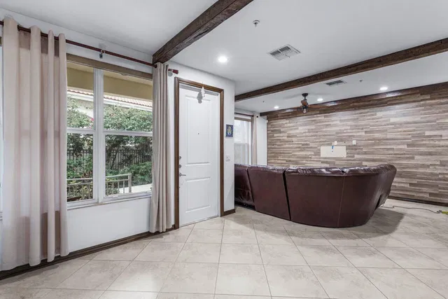  Residence photo 4