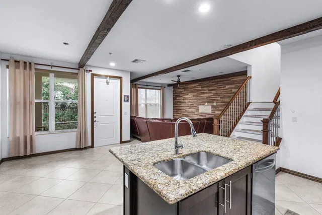  Residence photo 5