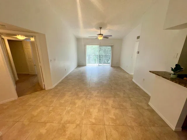 Unit 1309 photo 3