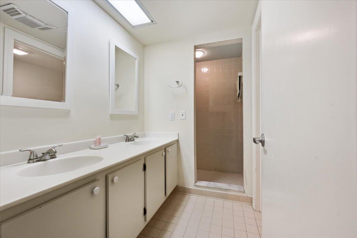 Unit H202 photo 21