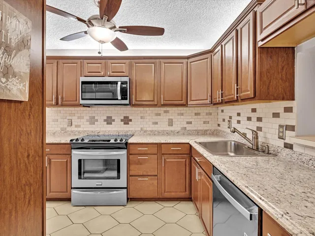 Unit 203 photo 4