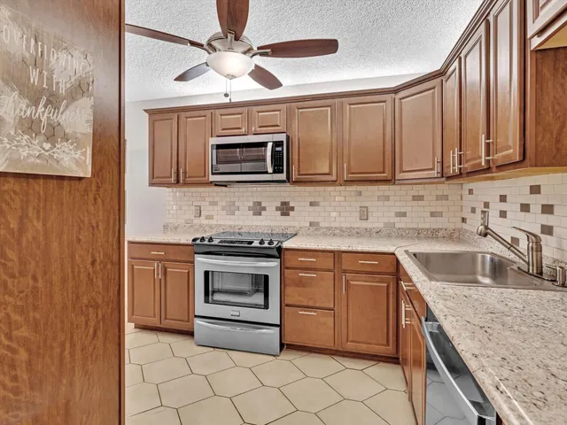 Unit 203 photo 5