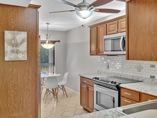 Unit 203 photo 7