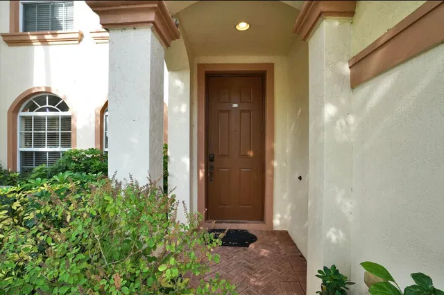 Unit 1905 photo 2