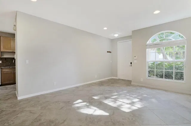 Unit 1905 photo 4