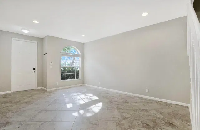 Unit 1905 photo 9