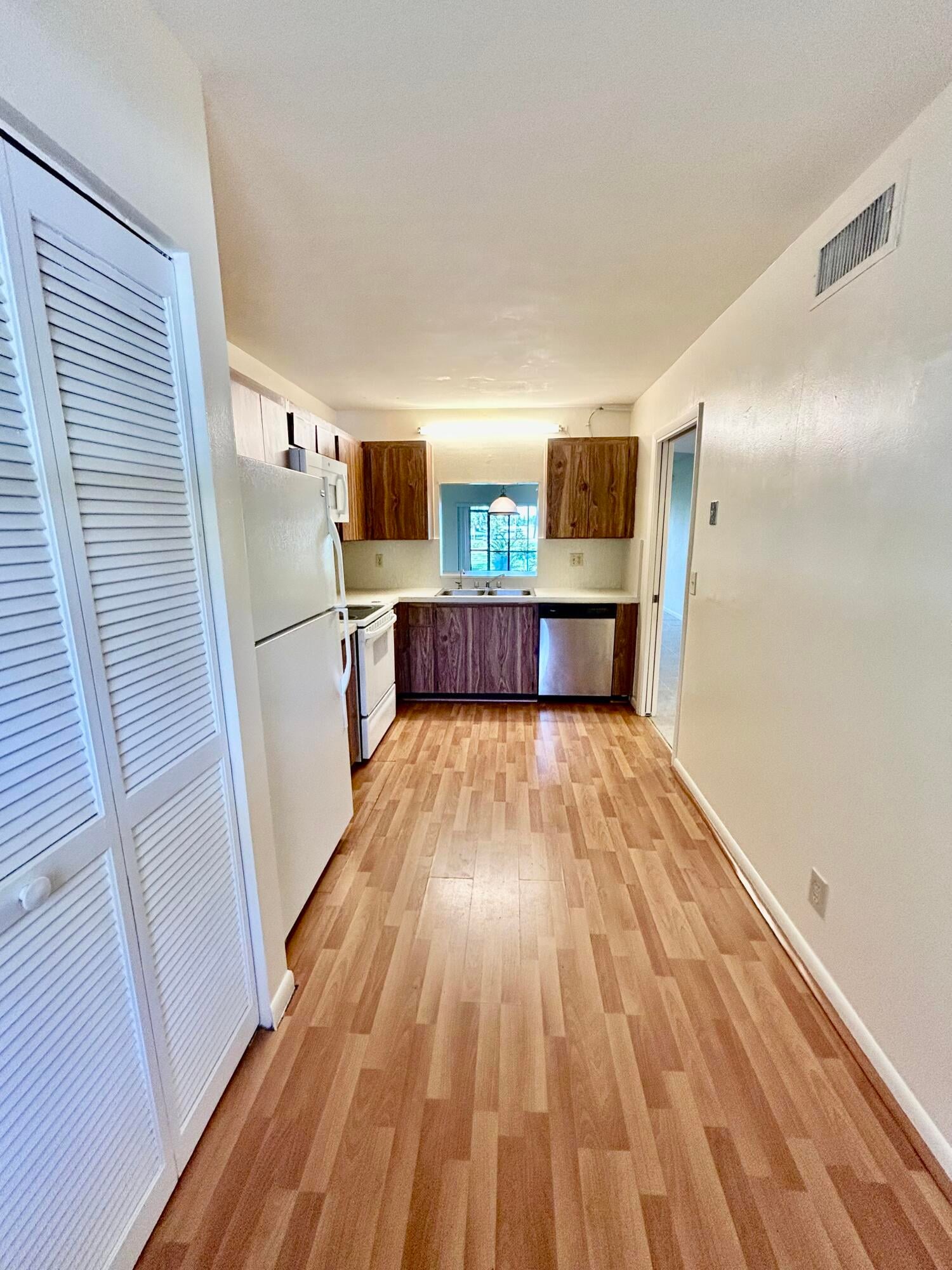 Unit 221d photo 3