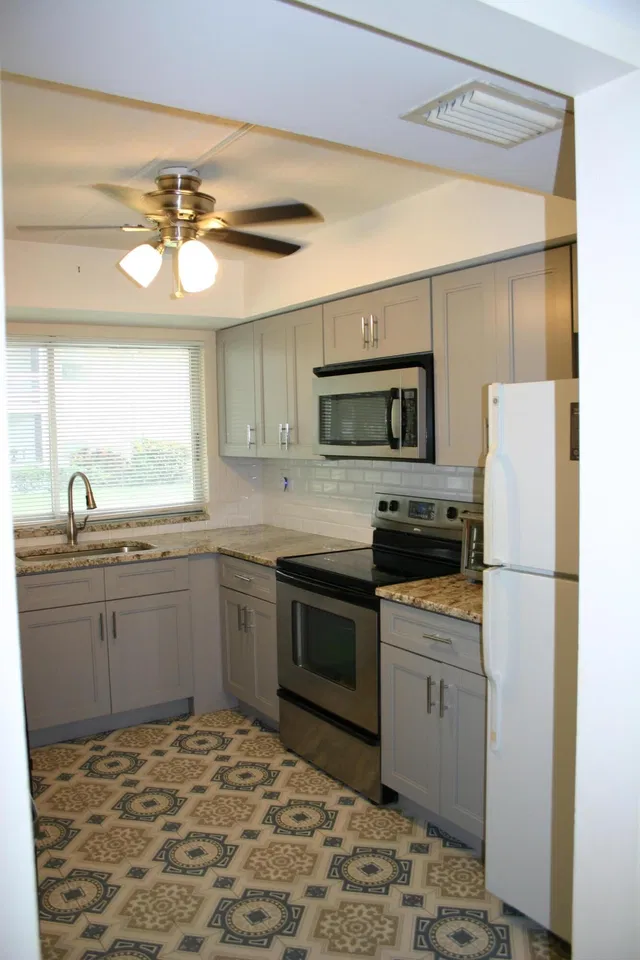 Unit 130 photo 7