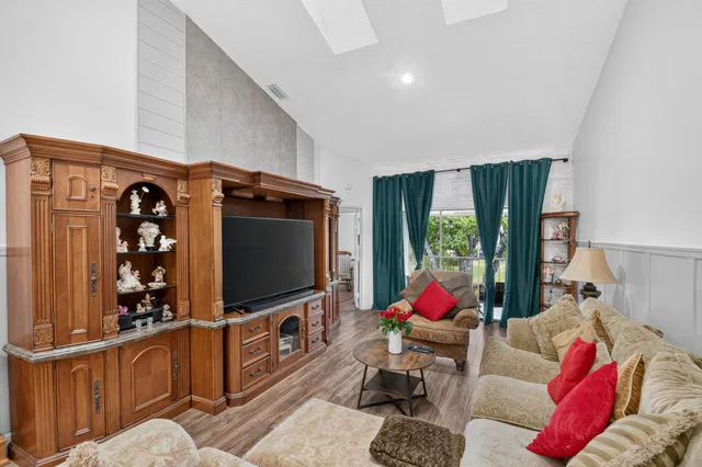 Residence photo 19