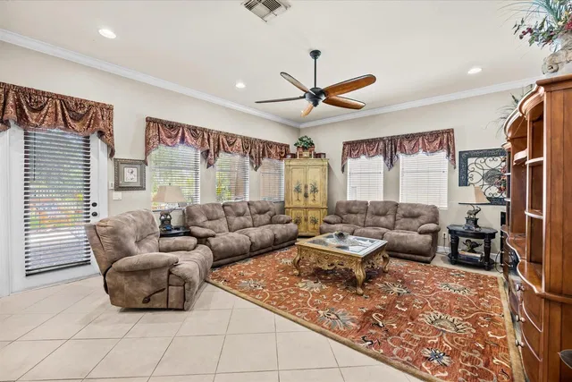 Residence photo 12