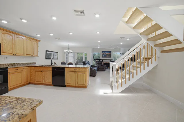  Residence photo 6