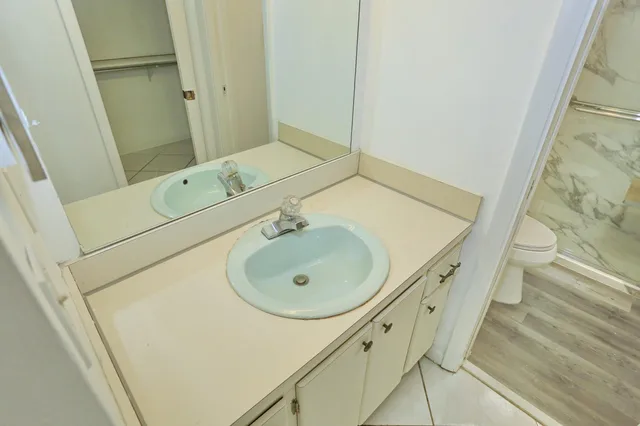 Unit C photo 23