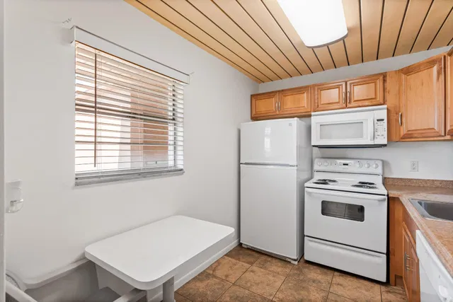  Unit 418 photo 9