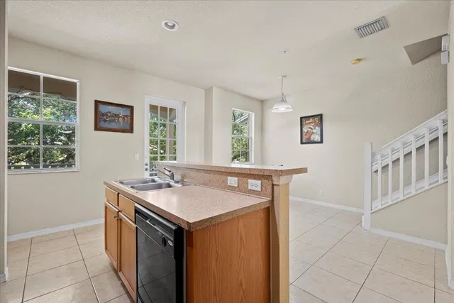 Botanica Unit 104 photo 13