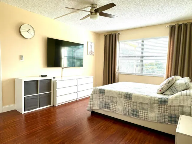 Unit 417 photo 2