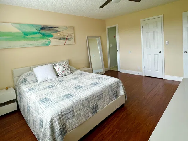 Unit 417 photo 3